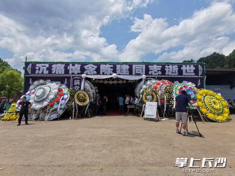 陈建同志追悼会现场，同事、朋友赶来送别，悲痛万分。均为浏阳市应急管理局供图