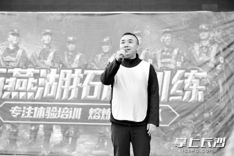 陈建参加局机关工会活动时留下的照片。