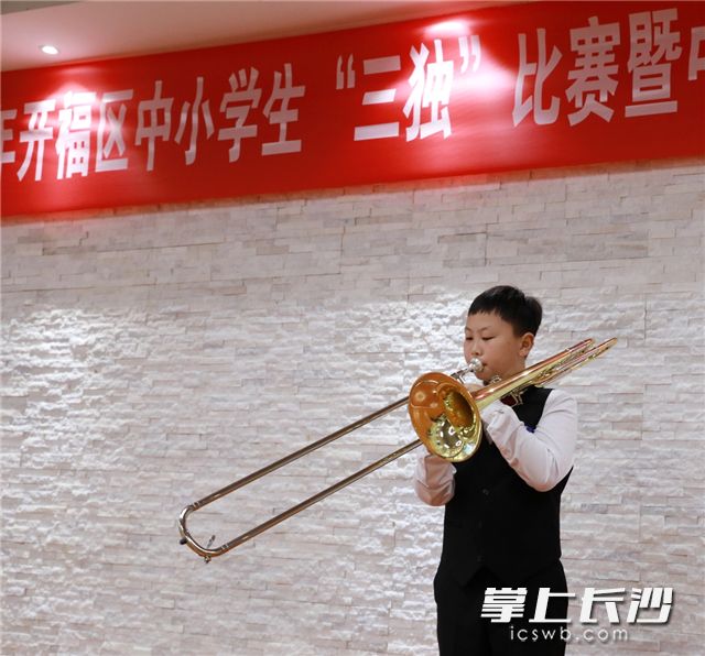 独奏比赛中，孩子们用器乐演绎着自己的情感。