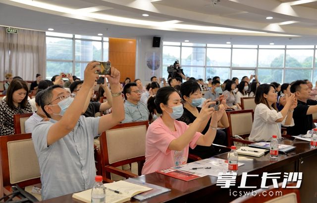 场上场下互动频繁，与会企业代表纷纷拿出手机拍照记录，不愿错过重点内容。