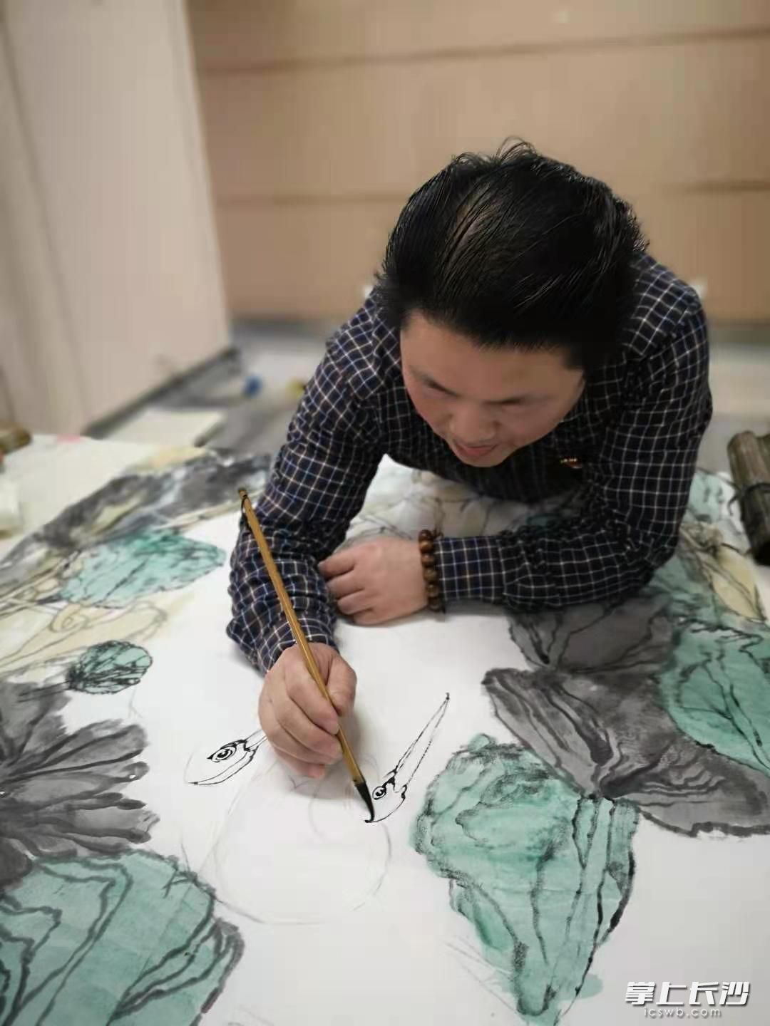 长沙晚报资深美编、青年画家吴志立正在创作名为《家园》的国画。长沙晚报全媒体记者 杨蔚然 摄