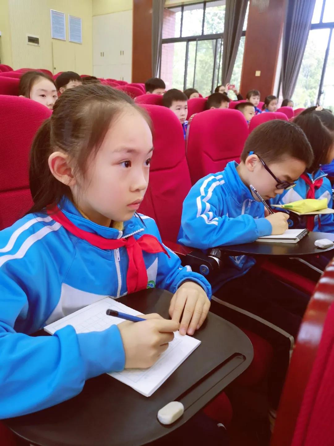 学生认真听课。通讯员 黄丽心 摄