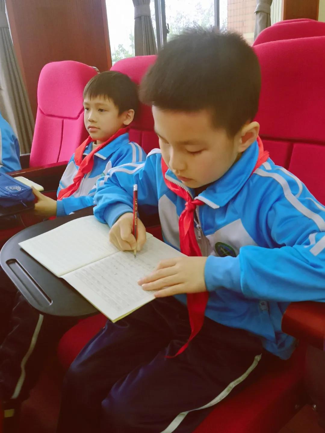 学生认真听课。通讯员 黄丽心 摄