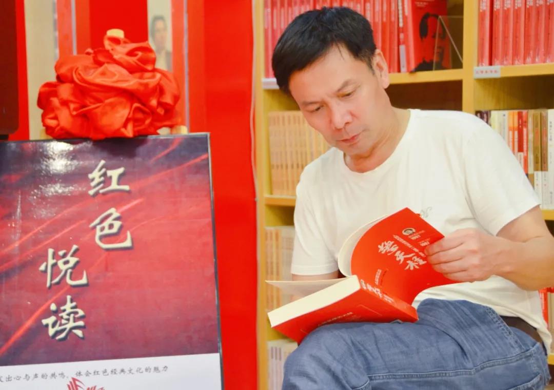 谢小卫阅读书籍。 通讯员 黄丽心 摄
