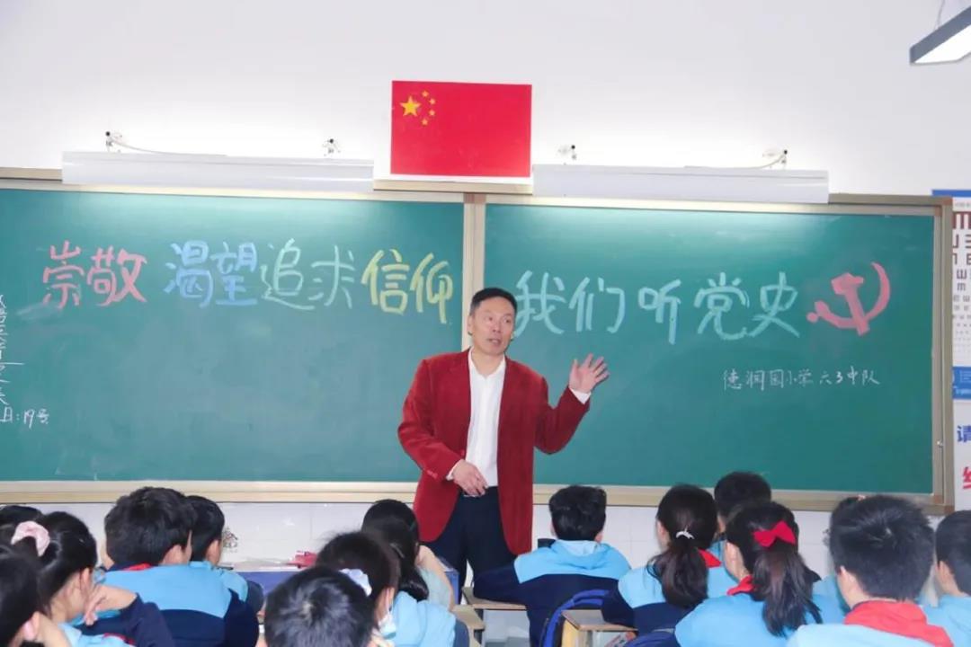 谢小卫给学生上党课。通讯员 黄丽心 摄