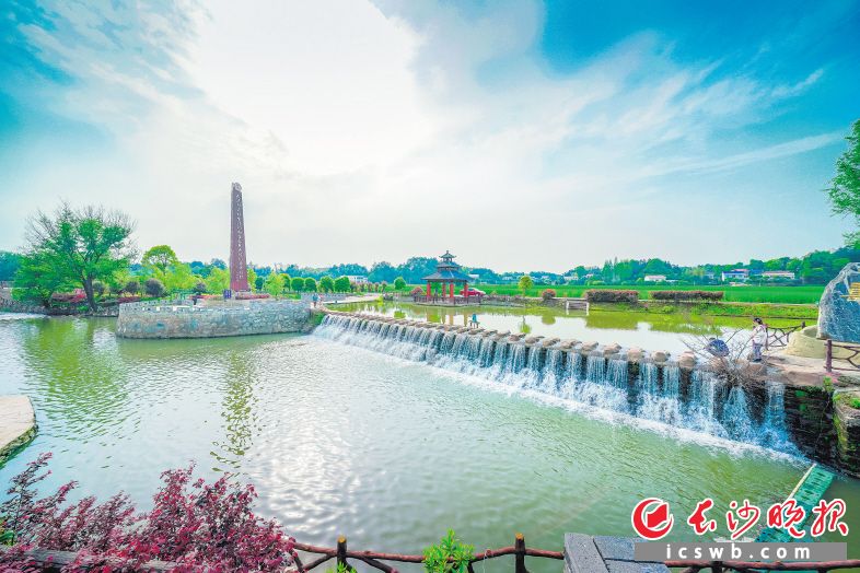 水清、岸绿、河畅、景美，长沙县江背镇五福村小微水体整治成效显著，村民乐享美好生态带来的福利。资料照片