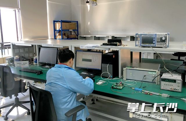 近日，在长沙海格北斗信息技术有限公司的实验室内，工作人员正在埋首研发。
