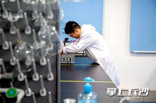 高新区企业湖南惠泽生物医药科技有限公司实验室内，研发人员正在进行制剂试验。