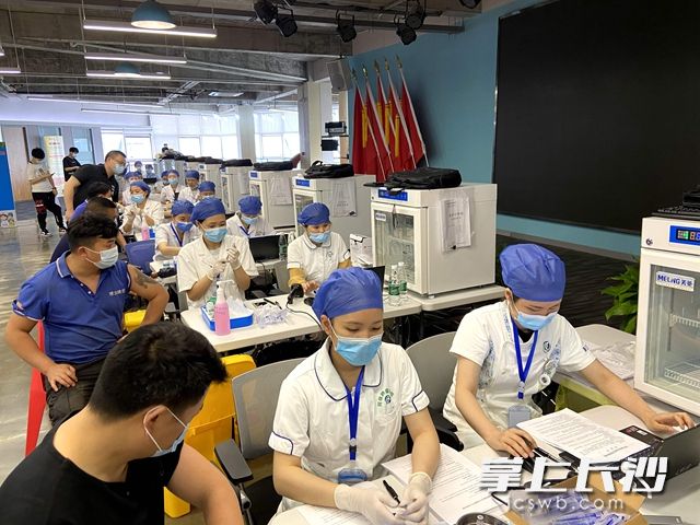 5月13日，雷锋街道社区卫生服务中心在金荣同心国际工业园组建临时接种点。