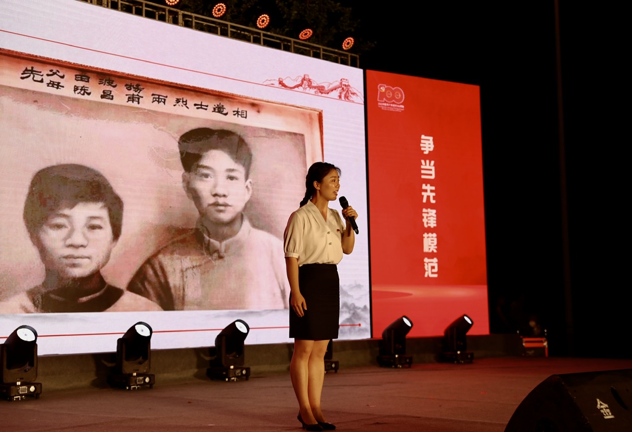 参赛选手在讲述田波扬夫妇的故事。长沙晚报全媒体记者 颜开云 摄