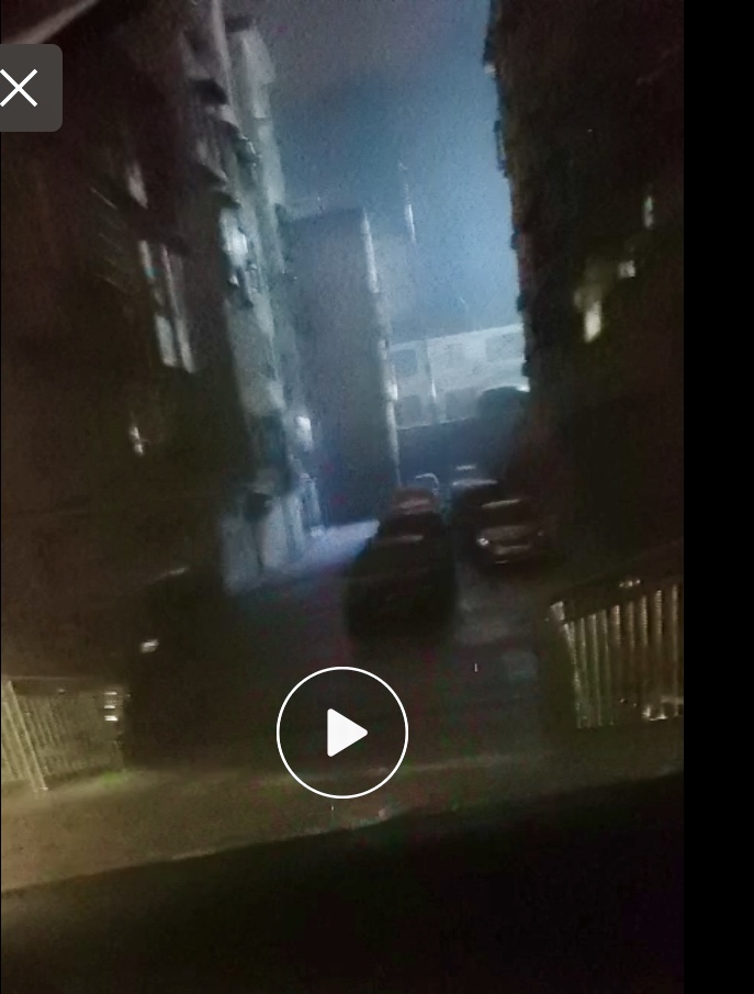 郭伟巡查时拍摄的视频显示，这个地势低洼的停车场，积水已经较深。受访者视频截图