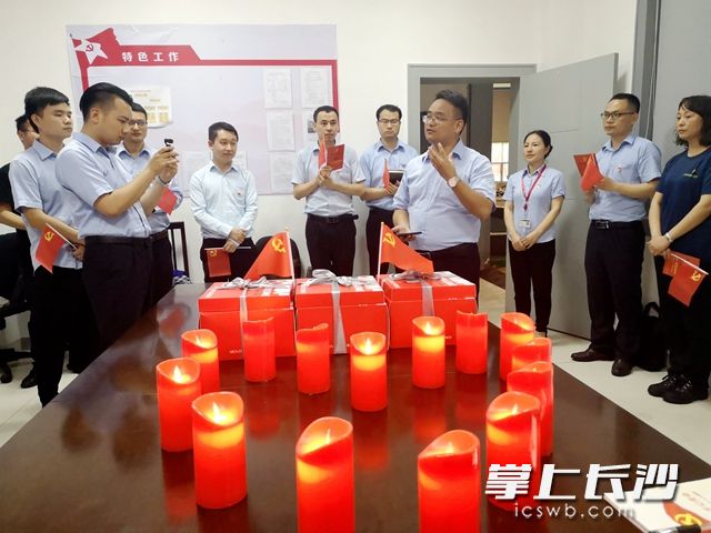 党员们重温入党誓词后，围在一起畅谈工作和感想。