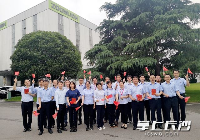 活动结束后，党员们心情久久难以平复，以集体合影的方式纪念这次特殊的活动。