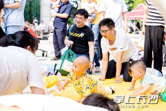 2.300余名在该院出生的宝宝“回娘家”参加亲子活动。