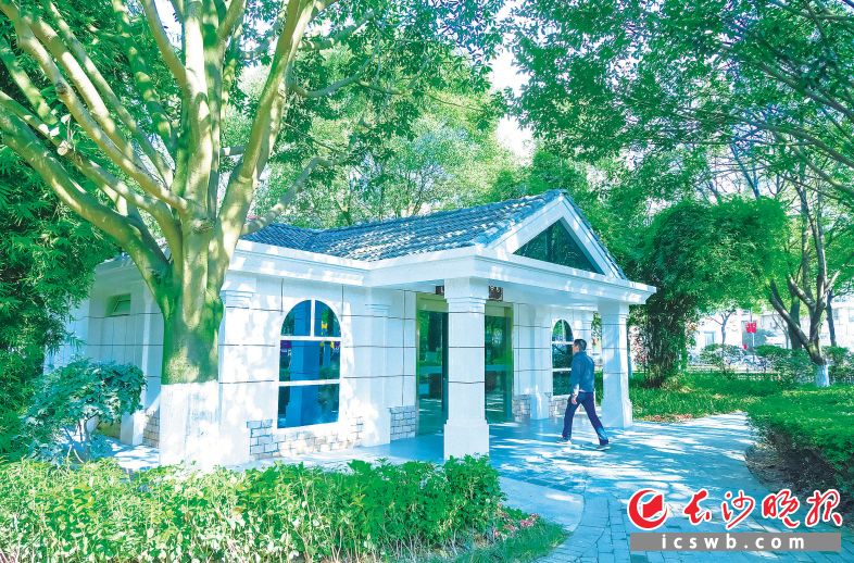 位于星沙中心广场的公共厕所干净整洁，还设有新风系统、智能除臭设施、智慧管理平台等。长沙晚报通讯员 章帝 摄