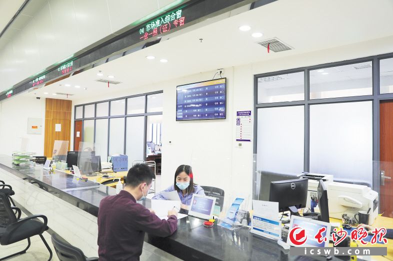 长沙县设立市场准入专窗，申请人在窗口一次性提交材料，可实现“一次告知、一窗受理、一次联办、一次办好”。胡方 摄