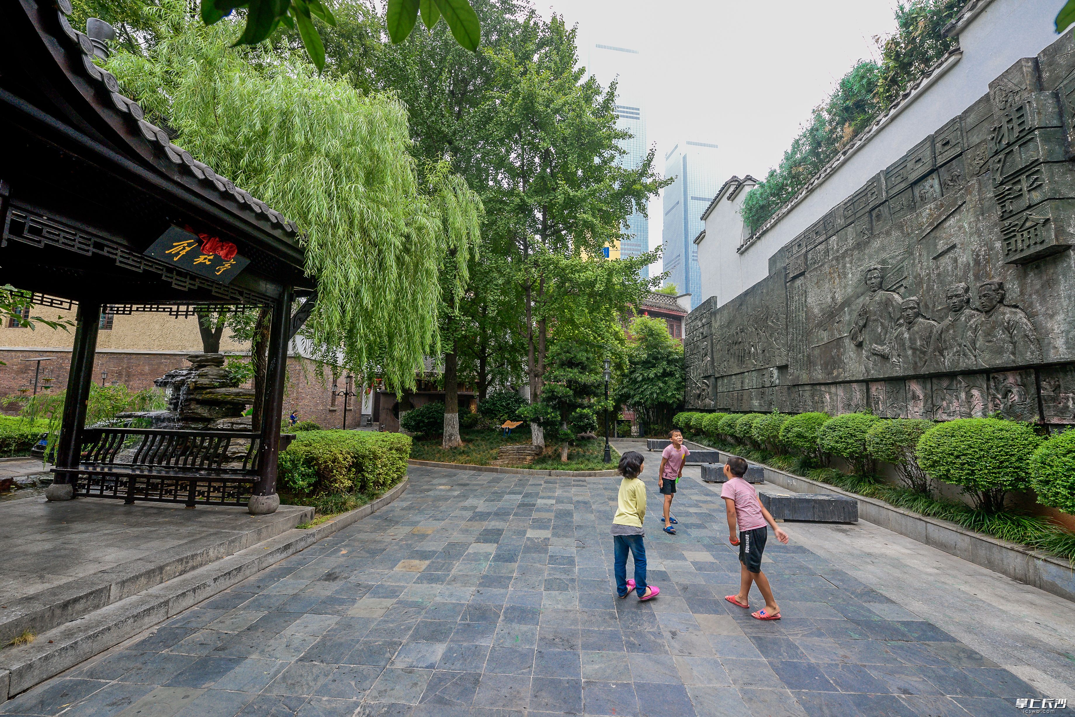 麻石小径、黛瓦青墙、雕花窗棂，青砖老宅前一簇修竹随风摇曳。晨曦薄雾中的白果园片区，沁人心脾。 长沙晚报全媒体记者 陈飞 摄