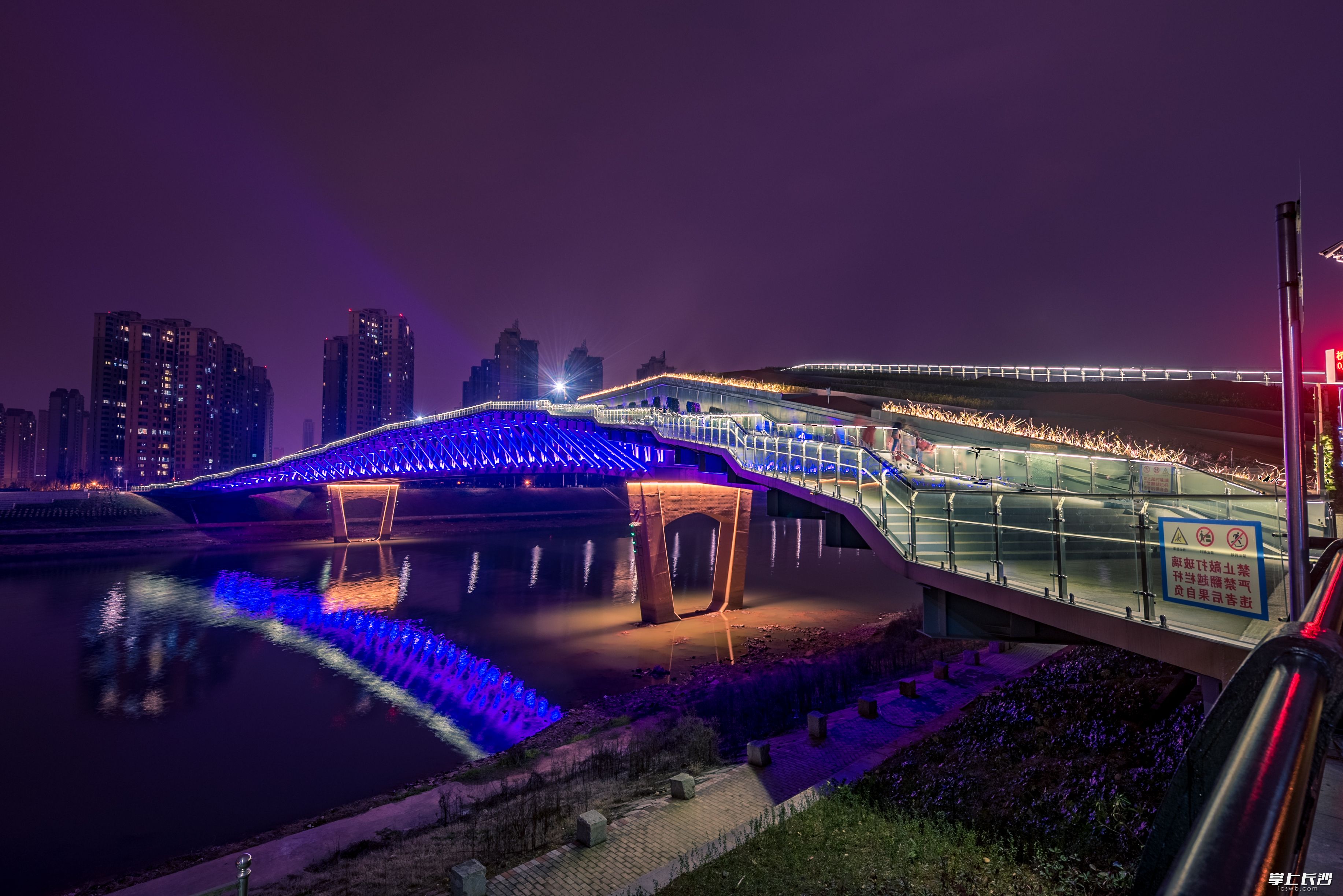 长沙首座跨河人行景观桥——汉桥，长桥卧波，灯光璀璨。 长沙晚报全媒体记者 陈飞 摄