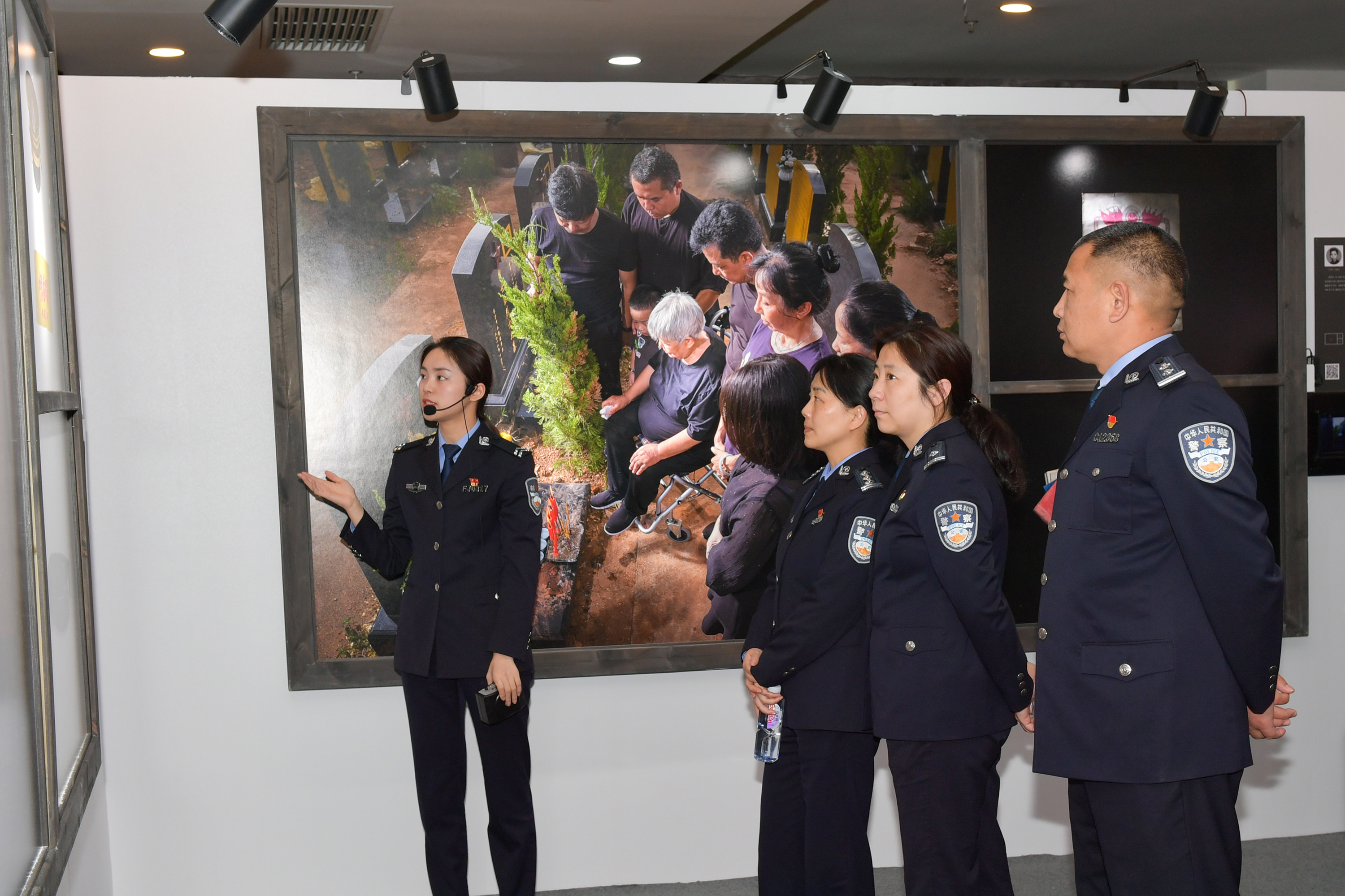 长沙市公安局开展“长沙公安因公牺牲、伤残民警纪实摄影展”，民警们正在参展。 长沙公安供图