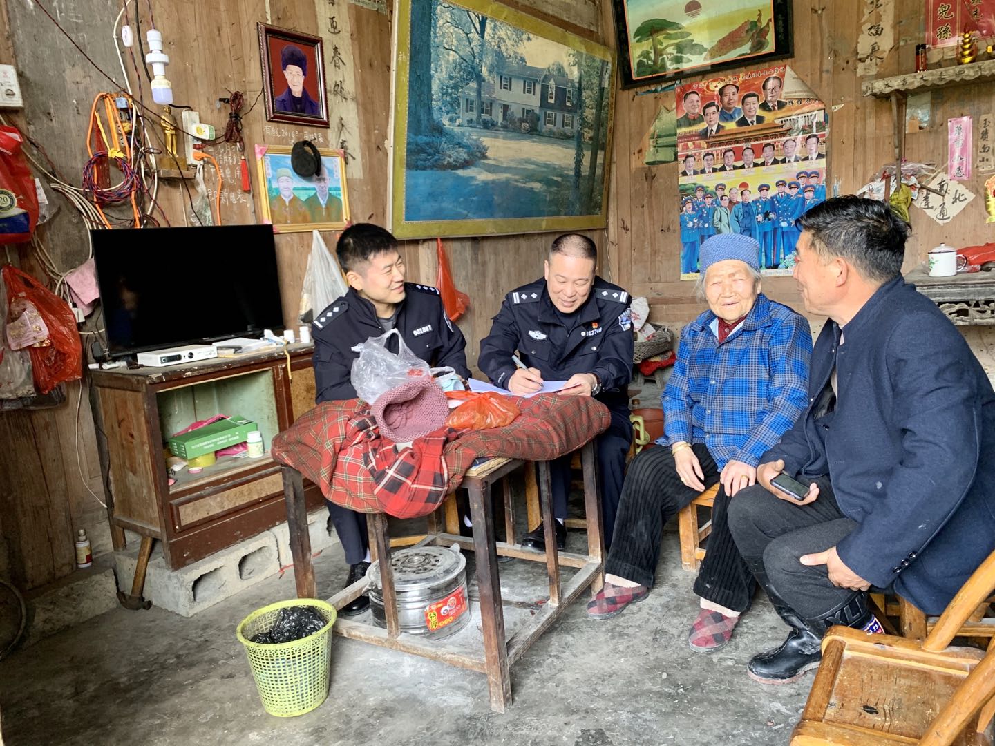 民警在湘西龙山跟班工作，并到当地群众走访。 长沙公安供图