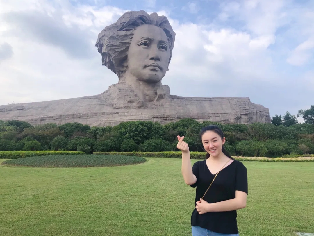▲讲述者夏梦蝶，市城发集团新煤城公司副经理，少儿朗诵团团长。