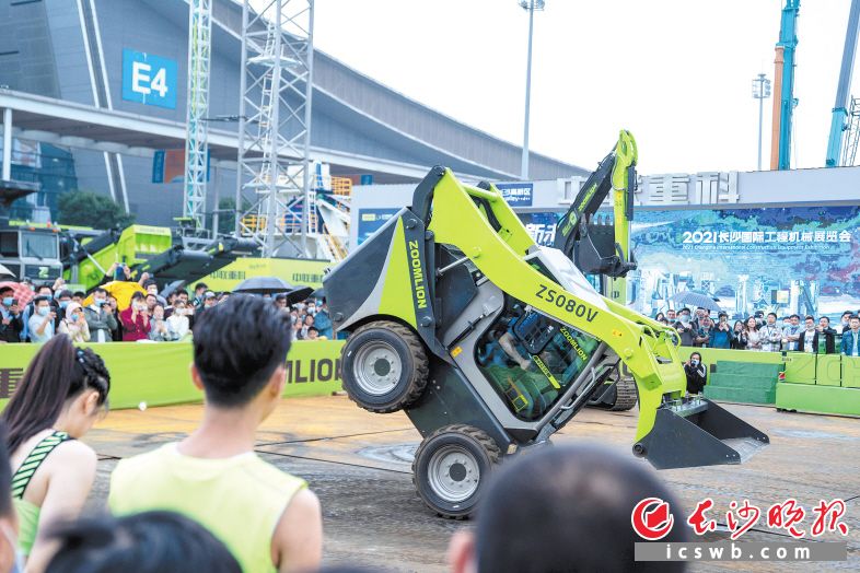 中联重科为现场观众送上了一场人机共舞秀。 长沙晚报全媒体记者 邓迪 摄 中联重科为现场观众送上了一场人机共舞秀。 长沙晚报全媒体记者 邓迪 摄