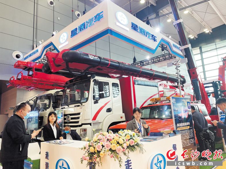 星通汽车展出的核酸检测车。 长沙晚报全媒体记者 周辉霞 摄