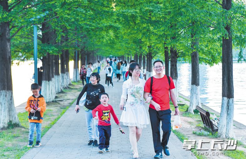 烈士公园人头攒动，游客们来到这里散步游玩，感受美好的假日时光。
