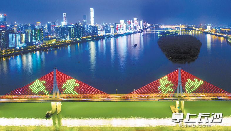 今年来，通过湘江两岸夜景亮化提质改造，长沙用五光十色的灯光点亮了“山、水、洲、城”。