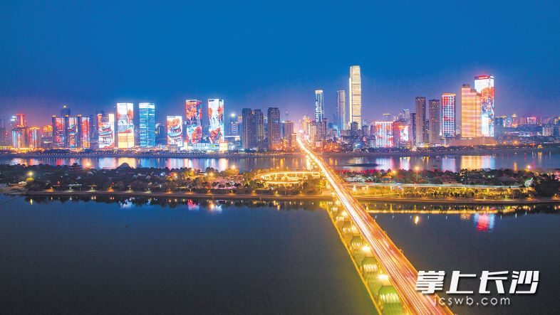 主题鲜明、形式多样的湘江灯光秀又为长沙“添新景”。