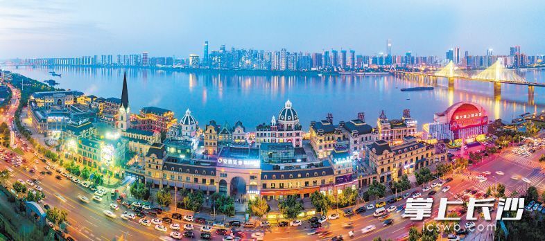 滨江新城渔人码头透着浓郁的都市风情，滨江新城片区定位为中部金融中心，近年来已经成为湘江西岸的新坐标。