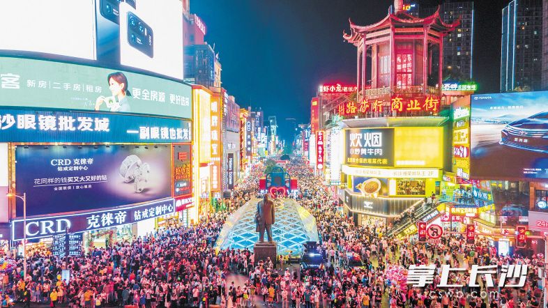位于五一广场商业中心附近的黄兴南路步行商业街，是众多市民和游客打卡长沙的首选。