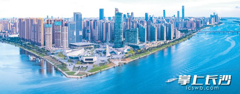 浏阳河、湘江交汇处的滨江文化园，“三馆一厅”独特的建筑造型加上独特光影设计，成为年轻人的网红打卡地