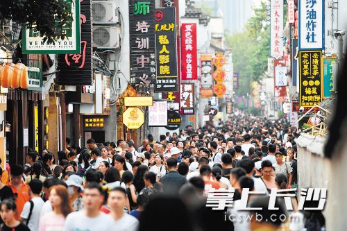 每逢假日，太平老街总是熙熙攘攘，人山人海。 长沙晚报全媒体记者 王志伟 摄