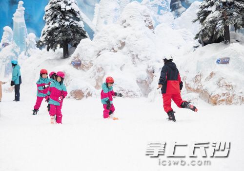 在湘江欢乐城感受深坑滑雪。 长沙晚报全媒体记者 邹麟 摄