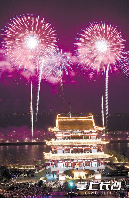 橘子洲焰火在点亮城市夜景的同时吸引了大批游客。 长沙晚报全媒体记者 邹麟 摄