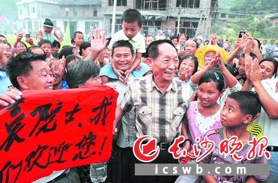 视名利如浮云的“当代神农”袁隆平，是农民心中最了不起的英雄。郭立亮摄于2009年9月14日湖南溆浦