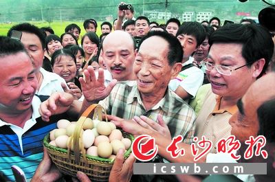 农家特产送给“当代神农”袁隆平。郭立亮 摄