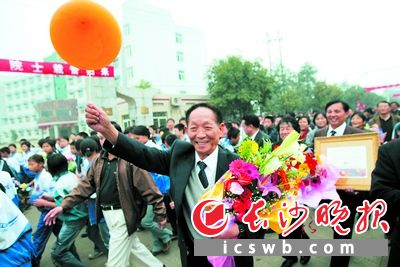 袁隆平获“世界粮食奖”载誉归来，长沙市民守候在他回家途中，夹道迎接。 陈飞2004年10月26日摄于长沙马坡岭