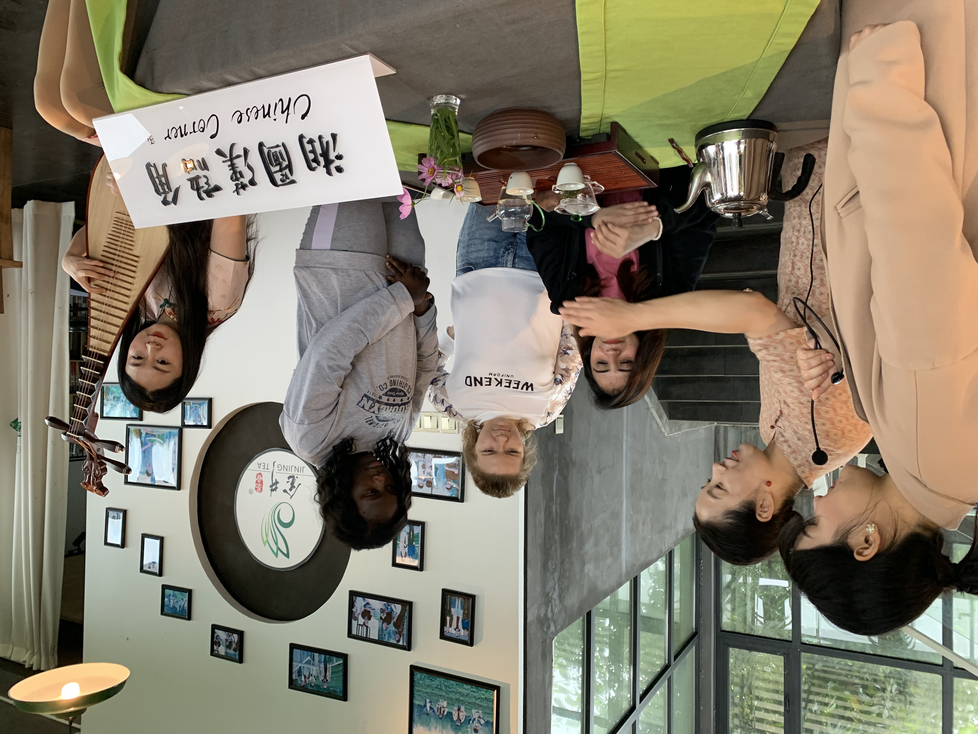 经历了亲手摘茶、制茶的艰辛不易后，大家坐下来喝杯茶，更觉茶香四溢。均为长沙晚报通讯员 陈昊 刘培全 摄