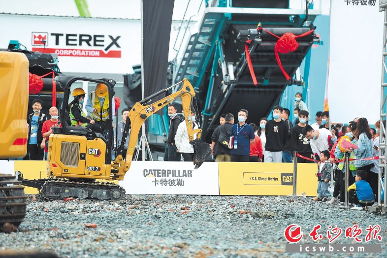 2021长沙国际工程机械展览会吸引了超过30万人次专业观众现场观展。 均为长沙晚报全媒体记者黄启晴摄