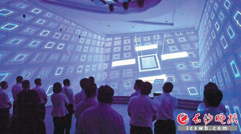 长沙市党政代表团在北京鲲鹏联合创新中心考察学习。