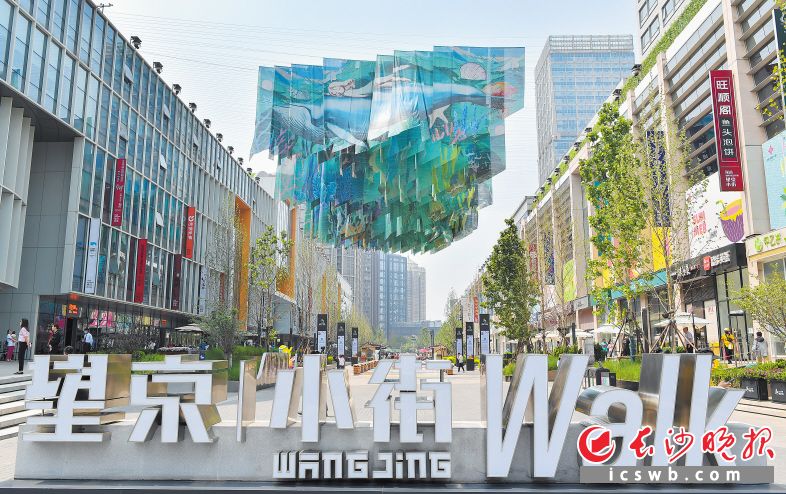 望京小街时尚精美的艺术小景烘托着街区浓郁的商业氛围。