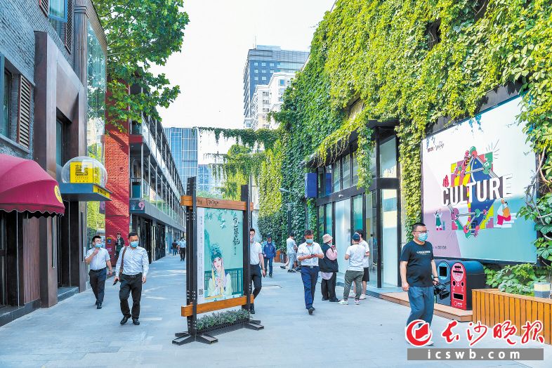 郎园Vintage文化创意产业园利用改造旧厂房建筑，培育文化消费新业态，打造文化消费场景。