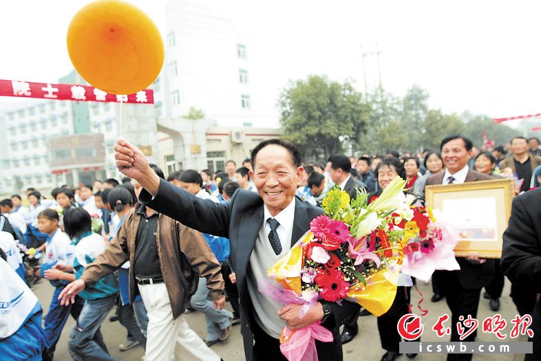 2004年10月 从美国领取“世界粮食奖”的袁隆平院士回到长沙，受到家乡人民的热烈欢迎。