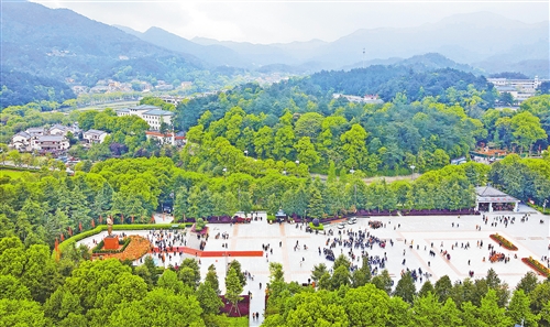 常宁市罗桥镇马桥村，农民在紫薯种植基地里劳作。近年来，当地引导农民发展种植产业，助推乡村振兴。周秀鱼春摄（中经视觉）