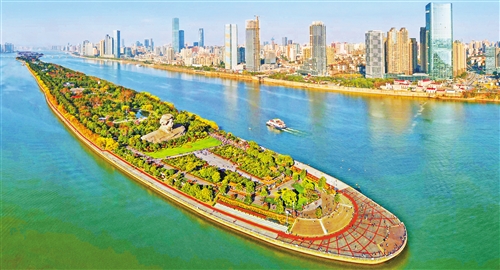 长沙市橘子洲景区水天一色，湘江沿岸高楼林立。迈进新时代，开启新征程，三湘儿女正在新发展理念的指引下，奋楫争先，踏浪前行。李 健摄（中经视觉）