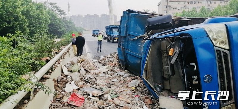 渣土车翻车，满车砖渣铺满匝道造成大拥堵。  均为长沙晚报通讯员袁佳乐摄