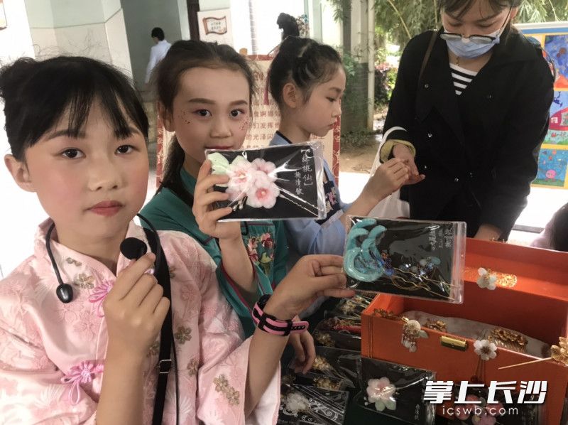 学生们亲手制作的精美手工作品。 学生们亲手制作的精美手工作品。