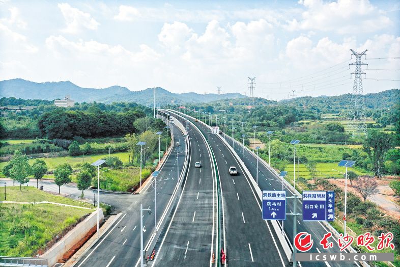2020年8月，洞株城际公路改扩建工程全线通车，长沙和株洲两地通勤时间缩短至28分钟。长沙晚报全媒体记者 王志伟 摄